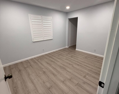 403 Pine Glen Lane - Photo Thumbnail 2