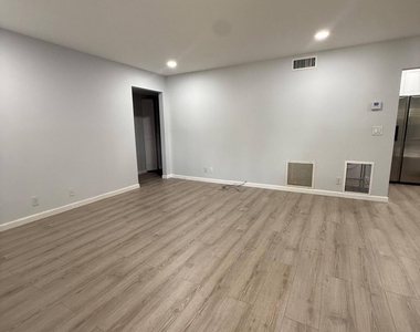 403 Pine Glen Lane - Photo Thumbnail 4