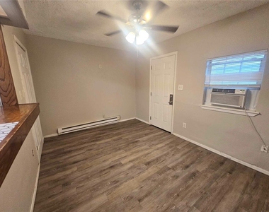 2308 Nw 12th Street - Photo Thumbnail 2