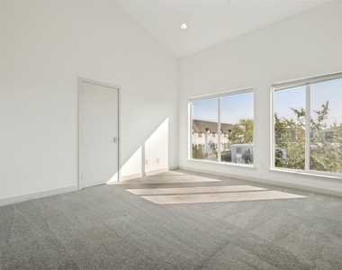 2103 Bennett Avenue - Photo Thumbnail 16