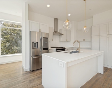 2103 Bennett Avenue - Photo Thumbnail 9
