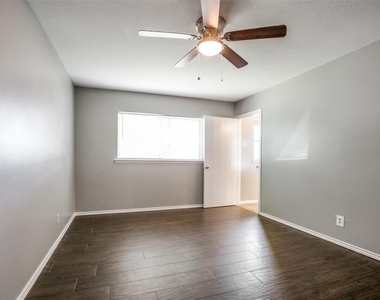 4425 Windsor Drive - Photo Thumbnail 9