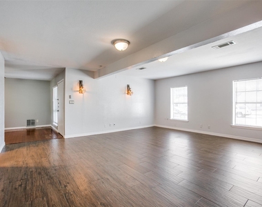 4425 Windsor Drive - Photo Thumbnail 2
