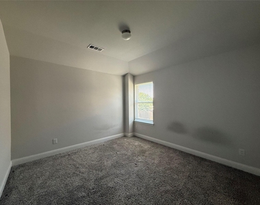 588 Hutchinson Lane - Photo Thumbnail 9