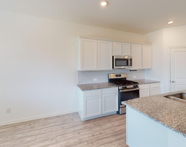 812 Carmen Street - Photo Thumbnail 3
