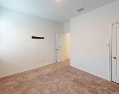 812 Carmen Street - Photo Thumbnail 11