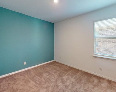 812 Carmen Street - Photo Thumbnail 10