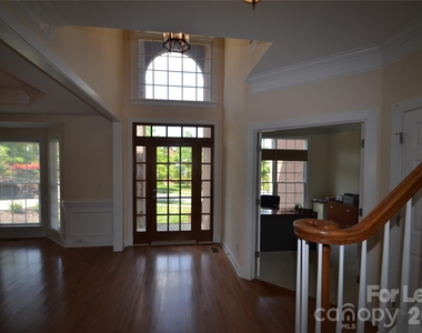 1144 Woodhall Drive - Photo Thumbnail 5