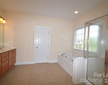 1144 Woodhall Drive - Photo Thumbnail 11