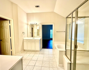 1703 Oak Brook Lane - Photo Thumbnail 16