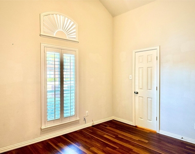 1703 Oak Brook Lane - Photo Thumbnail 18