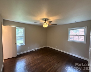 1427 Churchill Drive - Photo Thumbnail 6
