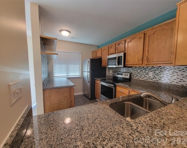 3811 Mosscroft Lane - Photo Thumbnail 4
