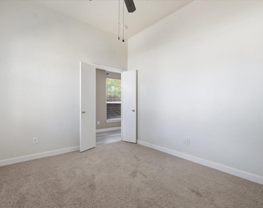 3003 Lake Ridge Drive - Photo Thumbnail 14