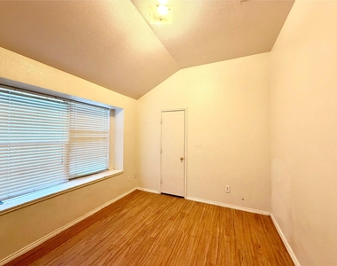 218 Canyon Lake Drive - Photo Thumbnail 16