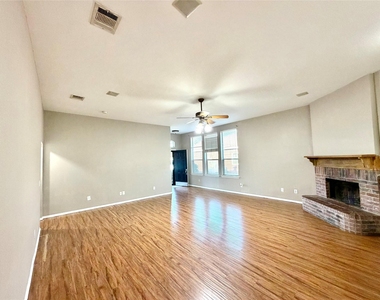 218 Canyon Lake Drive - Photo Thumbnail 3