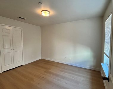 1129 Weston Drive - Photo Thumbnail 12