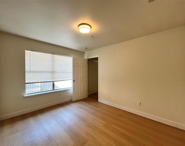 1129 Weston Drive - Photo Thumbnail 14