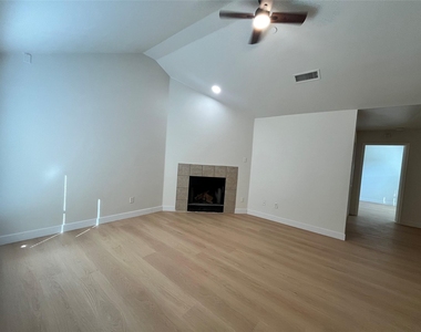 1129 Weston Drive - Photo Thumbnail 3