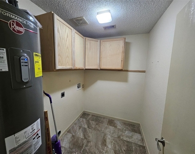 1608 Merritt Drive - Photo Thumbnail 37