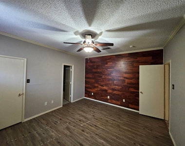 1608 Merritt Drive - Photo Thumbnail 16