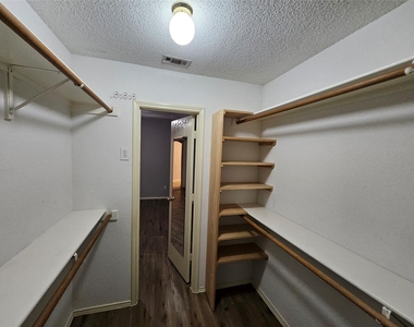 1608 Merritt Drive - Photo Thumbnail 23