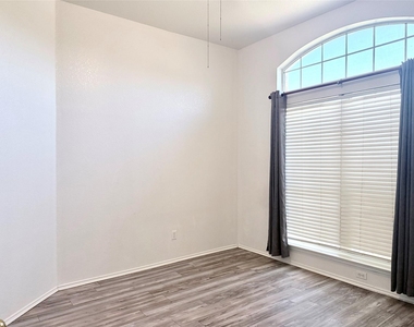 619 Douglas Drive - Photo Thumbnail 11
