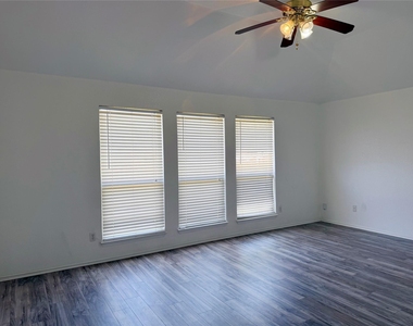 619 Douglas Drive - Photo Thumbnail 7