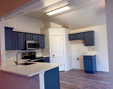 619 Douglas Drive - Photo Thumbnail 4