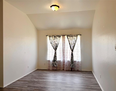 619 Douglas Drive - Photo Thumbnail 3