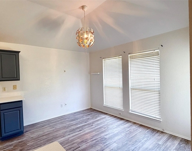 619 Douglas Drive - Photo Thumbnail 6