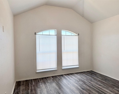 619 Douglas Drive - Photo Thumbnail 12