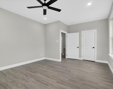 806 Premier - Photo Thumbnail 21