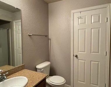 560 W Elm - Photo Thumbnail 9