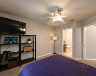 560 W Elm - Photo Thumbnail 7