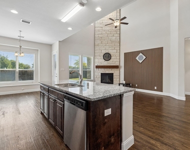 408 Worthing Way - Photo Thumbnail 7
