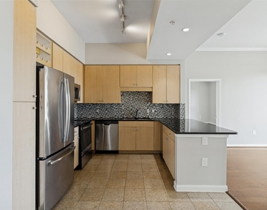 3225 Turtle Creek Boulevard - Photo Thumbnail 3