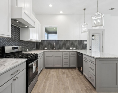 7644 Trailridge Drive - Photo Thumbnail 11