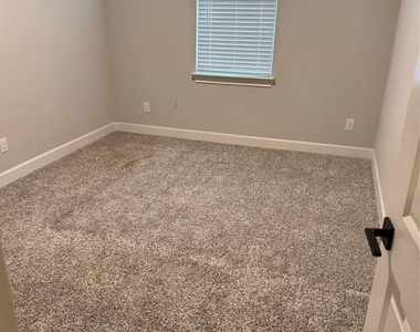 1001 Calhoun Drive - Photo Thumbnail 6