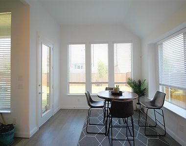 606 Artesian Drive - Photo Thumbnail 5