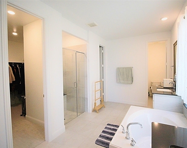 606 Artesian Drive - Photo Thumbnail 9