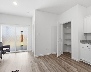 2314 Winthrop Avenue - Photo Thumbnail 13