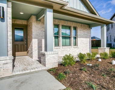 313 Ember Circle - Photo Thumbnail 2