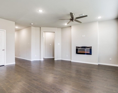 313 Ember Circle - Photo Thumbnail 7