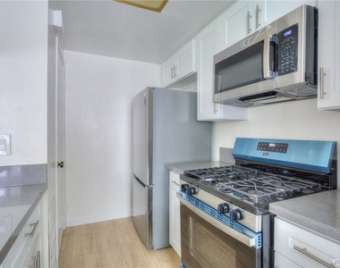 1085 W Sierra Madre - Photo Thumbnail 9