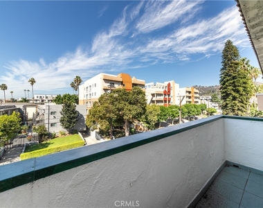 1344 N Martel Avenue - Photo Thumbnail 9