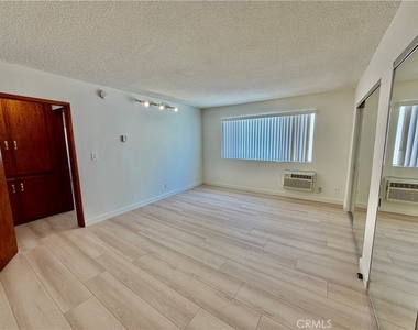 1344 N Martel Avenue - Photo Thumbnail 11