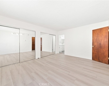 1344 N Martel Avenue - Photo Thumbnail 14
