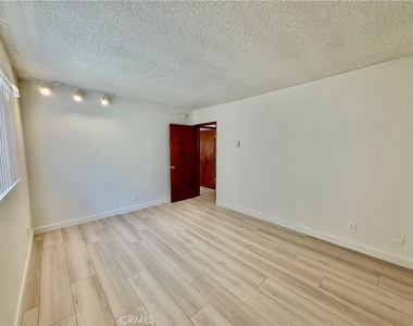 1344 N Martel Avenue - Photo Thumbnail 9