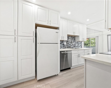 1344 N Martel Avenue - Photo Thumbnail 4
